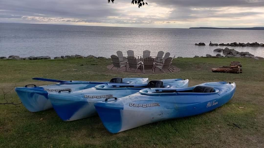Baymont By Wyndham St. Ignace Lakefront Exterior foto