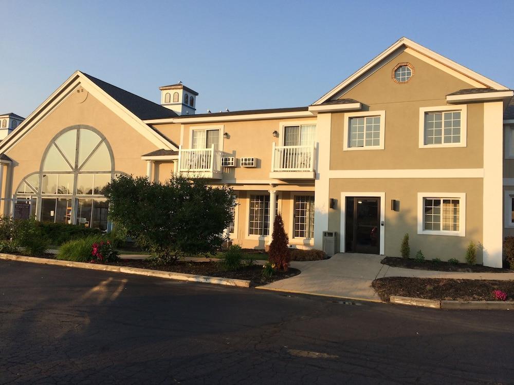 Baymont By Wyndham St. Ignace Lakefront Exterior foto