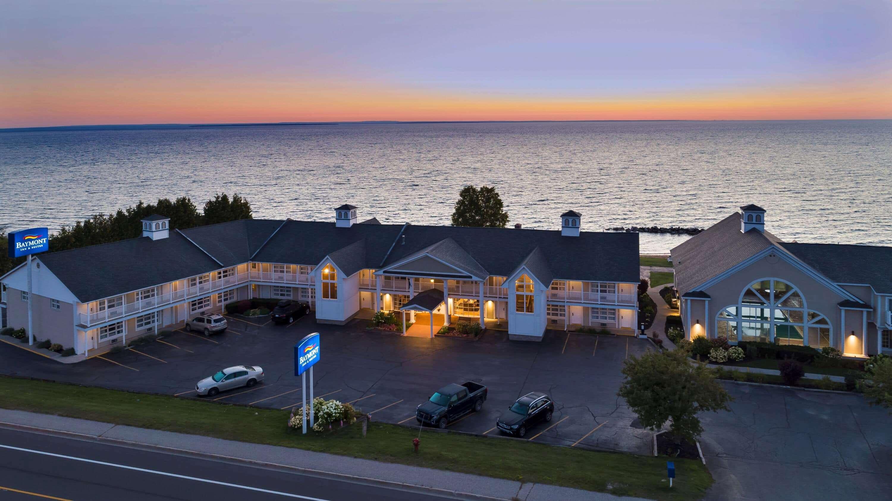Baymont By Wyndham St. Ignace Lakefront Exterior foto