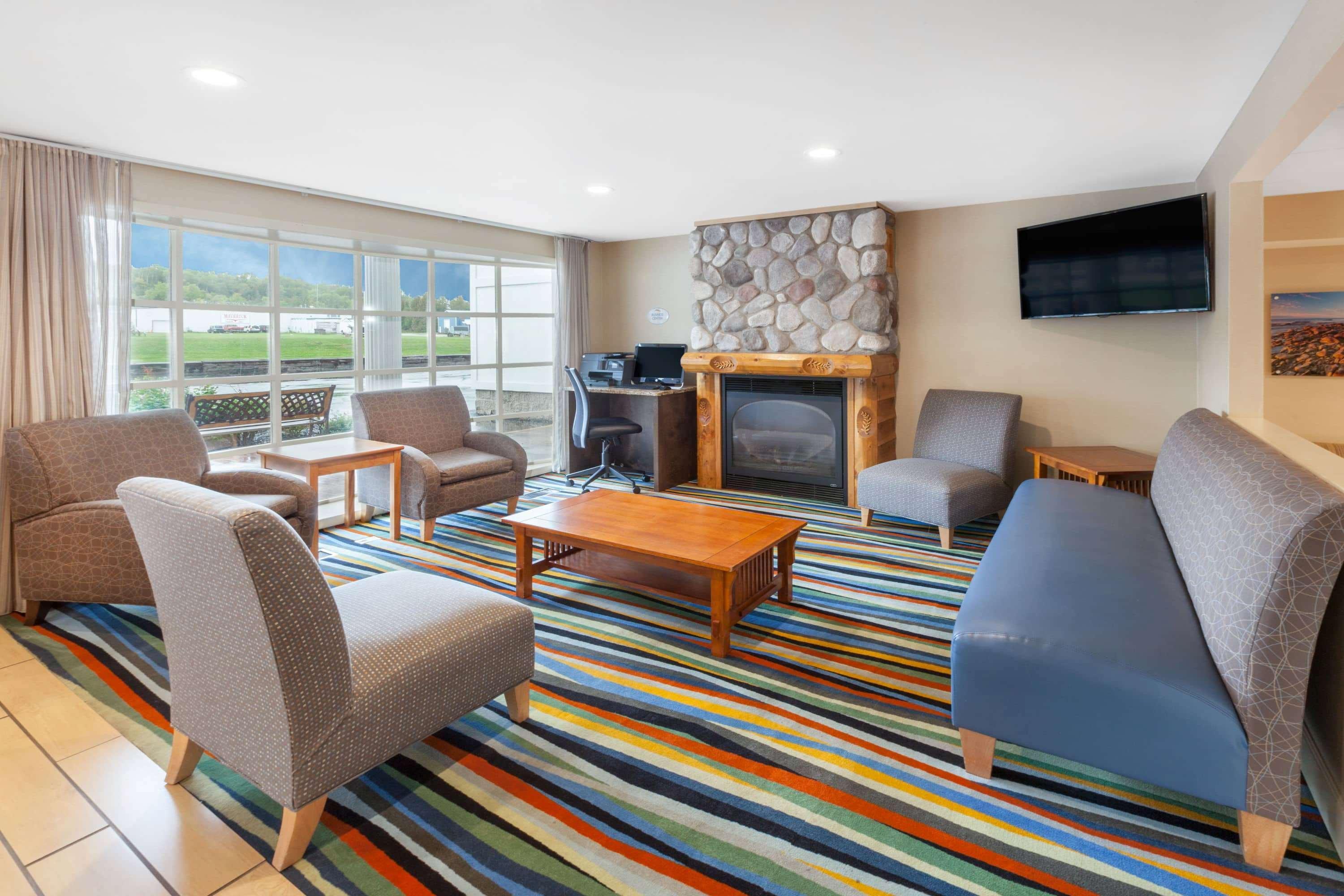 Baymont By Wyndham St. Ignace Lakefront Exterior foto