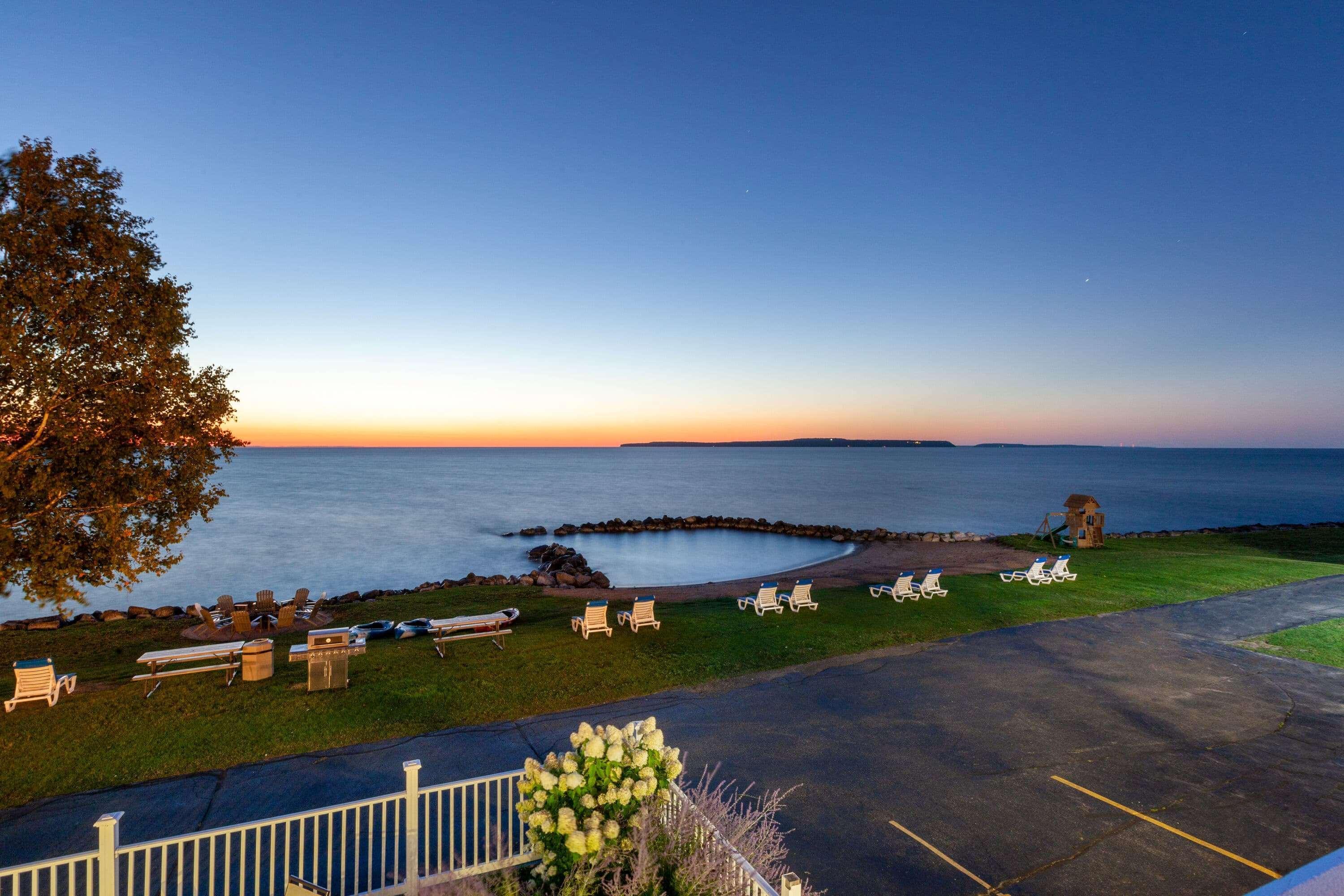 Baymont By Wyndham St. Ignace Lakefront Exterior foto