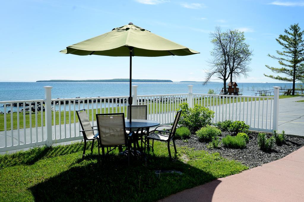 Baymont By Wyndham St. Ignace Lakefront Exterior foto