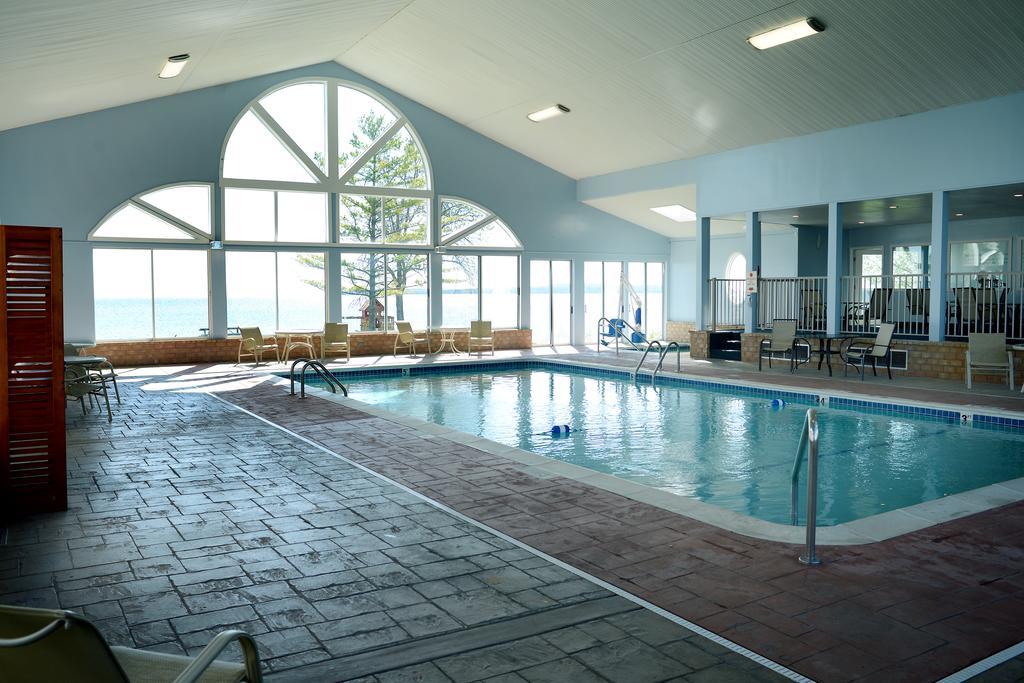 Baymont By Wyndham St. Ignace Lakefront Exterior foto