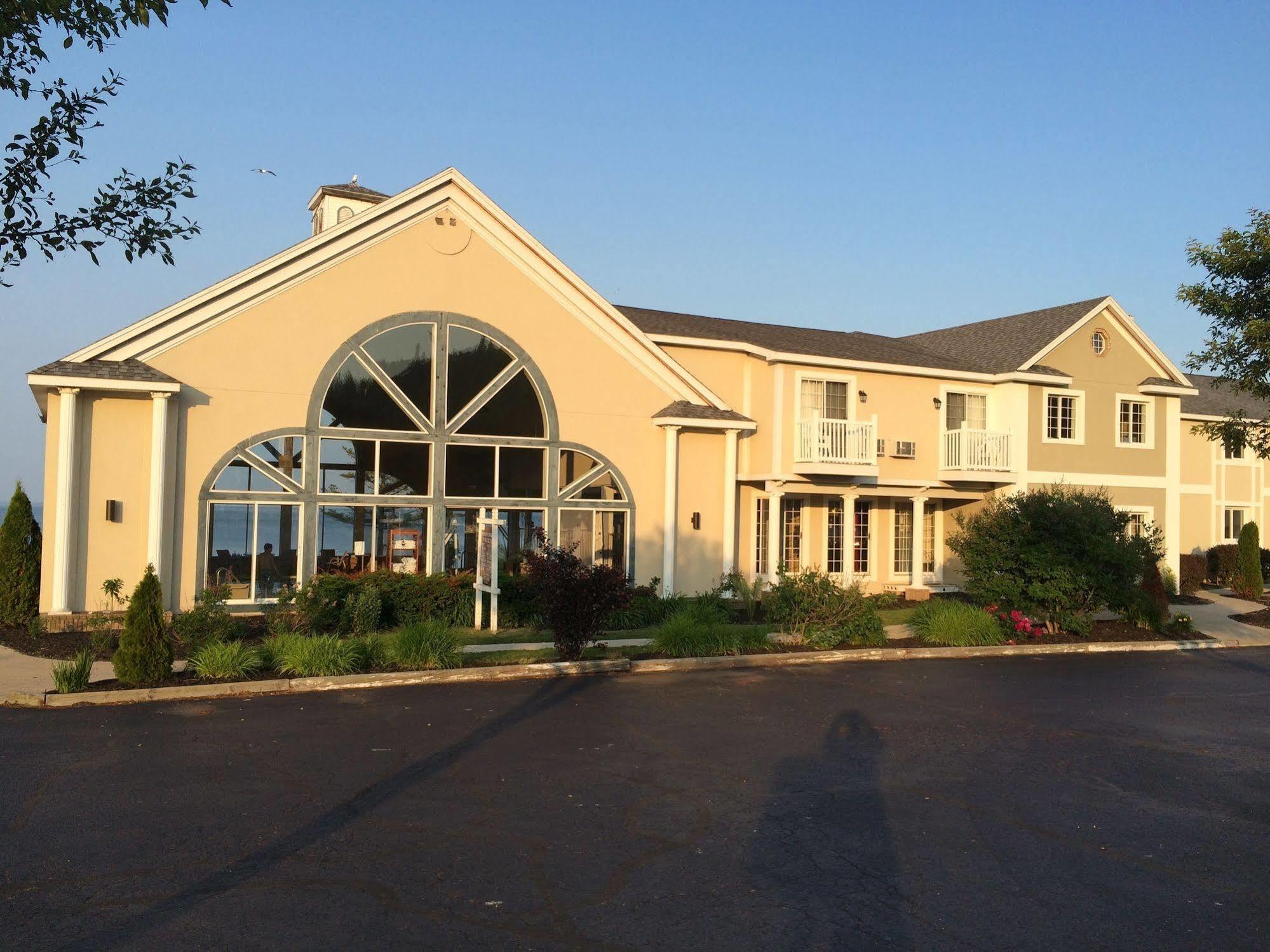 Baymont By Wyndham St. Ignace Lakefront Exterior foto
