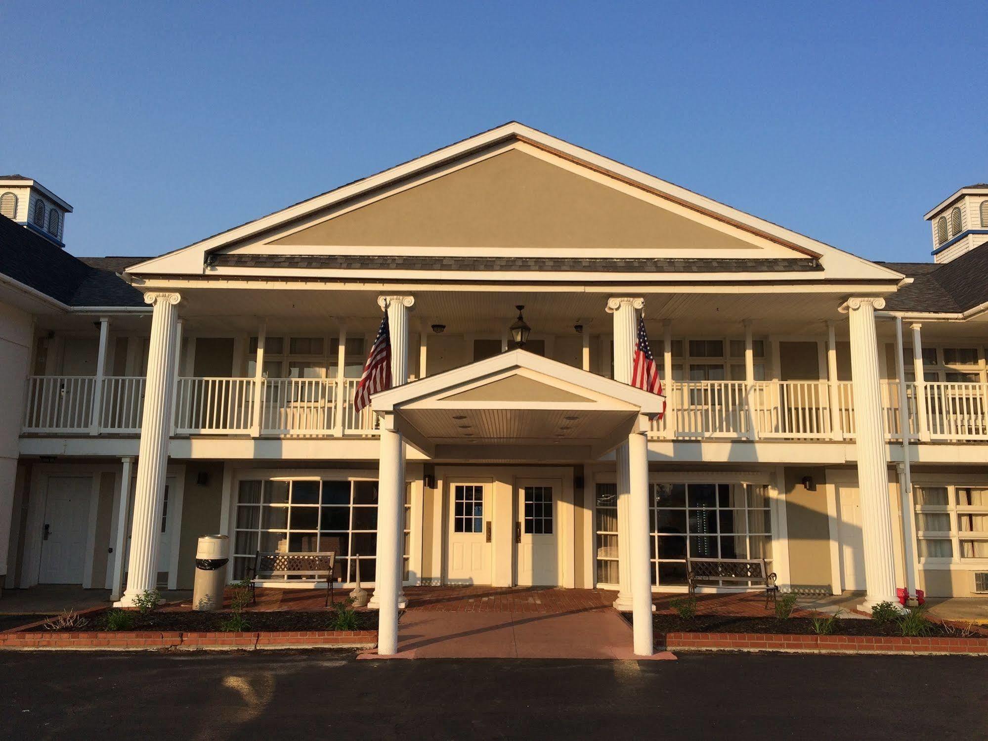 Baymont By Wyndham St. Ignace Lakefront Exterior foto