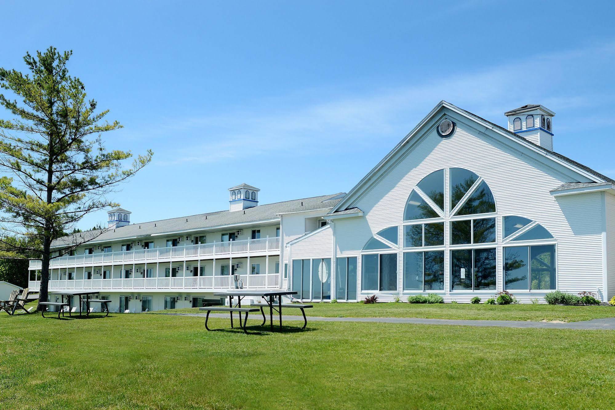 Baymont By Wyndham St. Ignace Lakefront Exterior foto