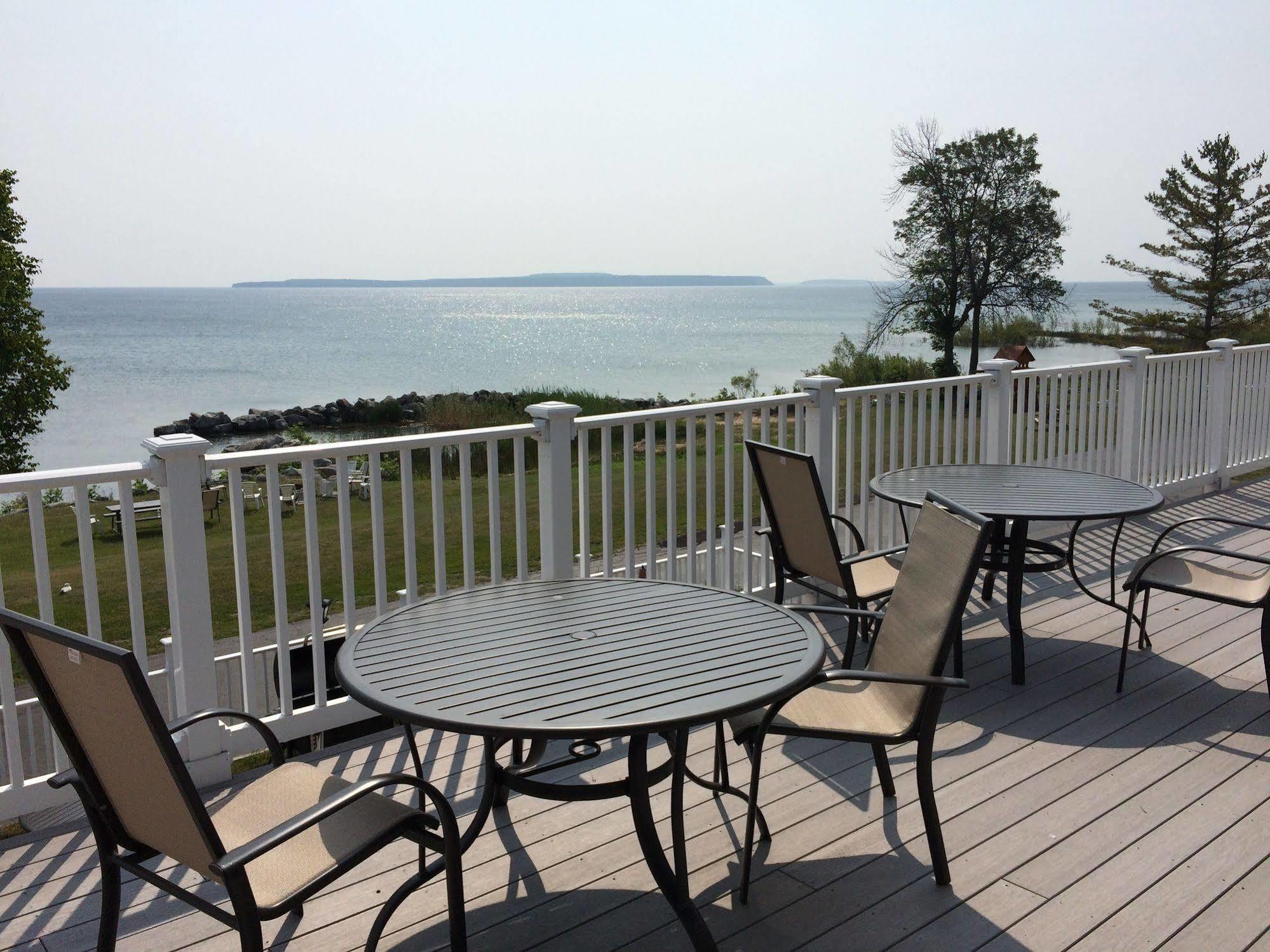 Baymont By Wyndham St. Ignace Lakefront Exterior foto