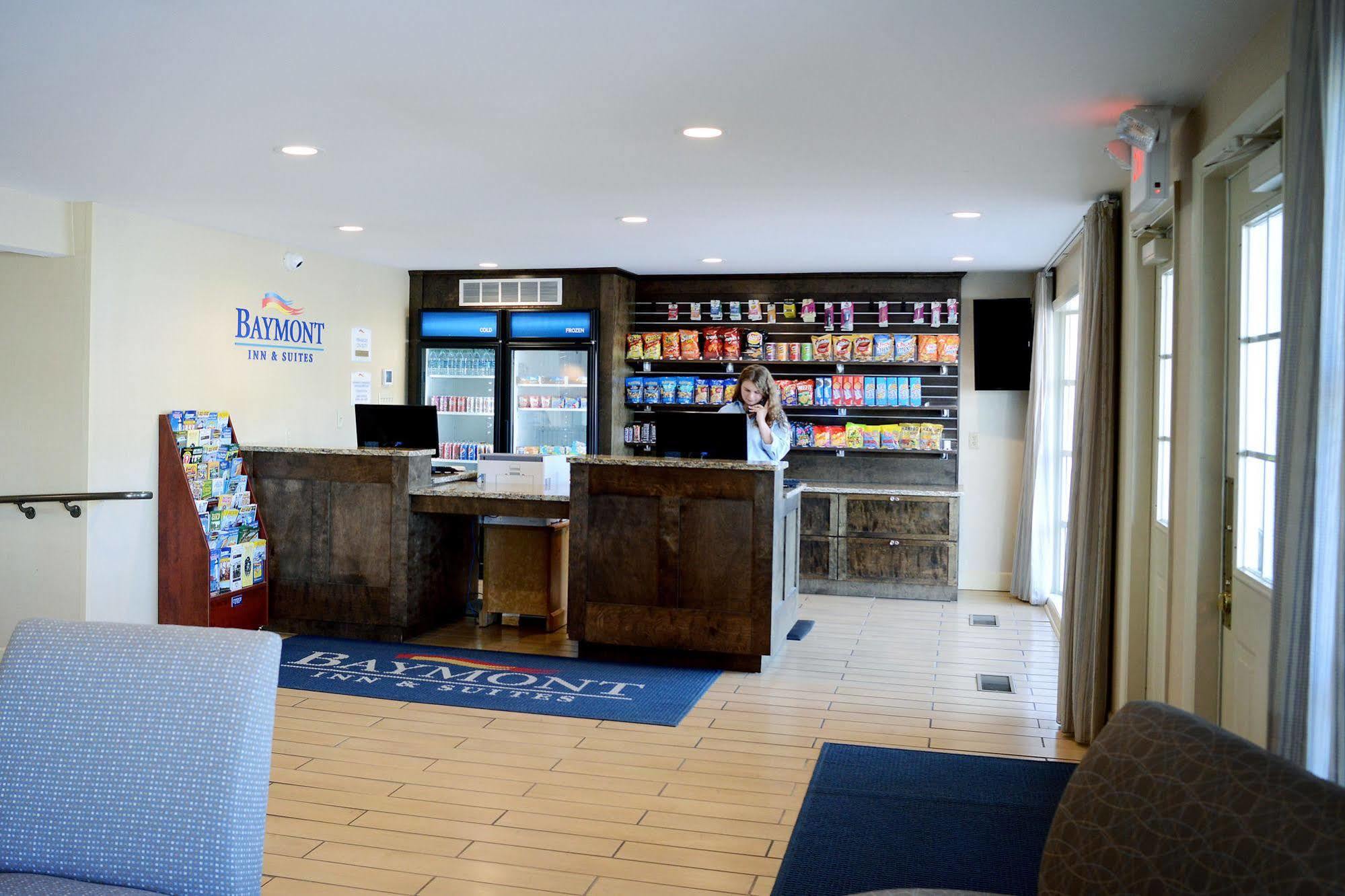 Baymont By Wyndham St. Ignace Lakefront Exterior foto