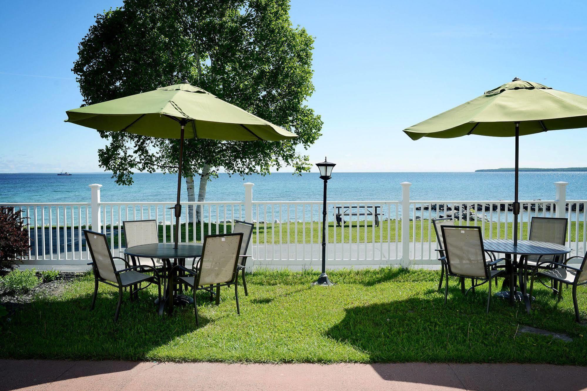 Baymont By Wyndham St. Ignace Lakefront Exterior foto