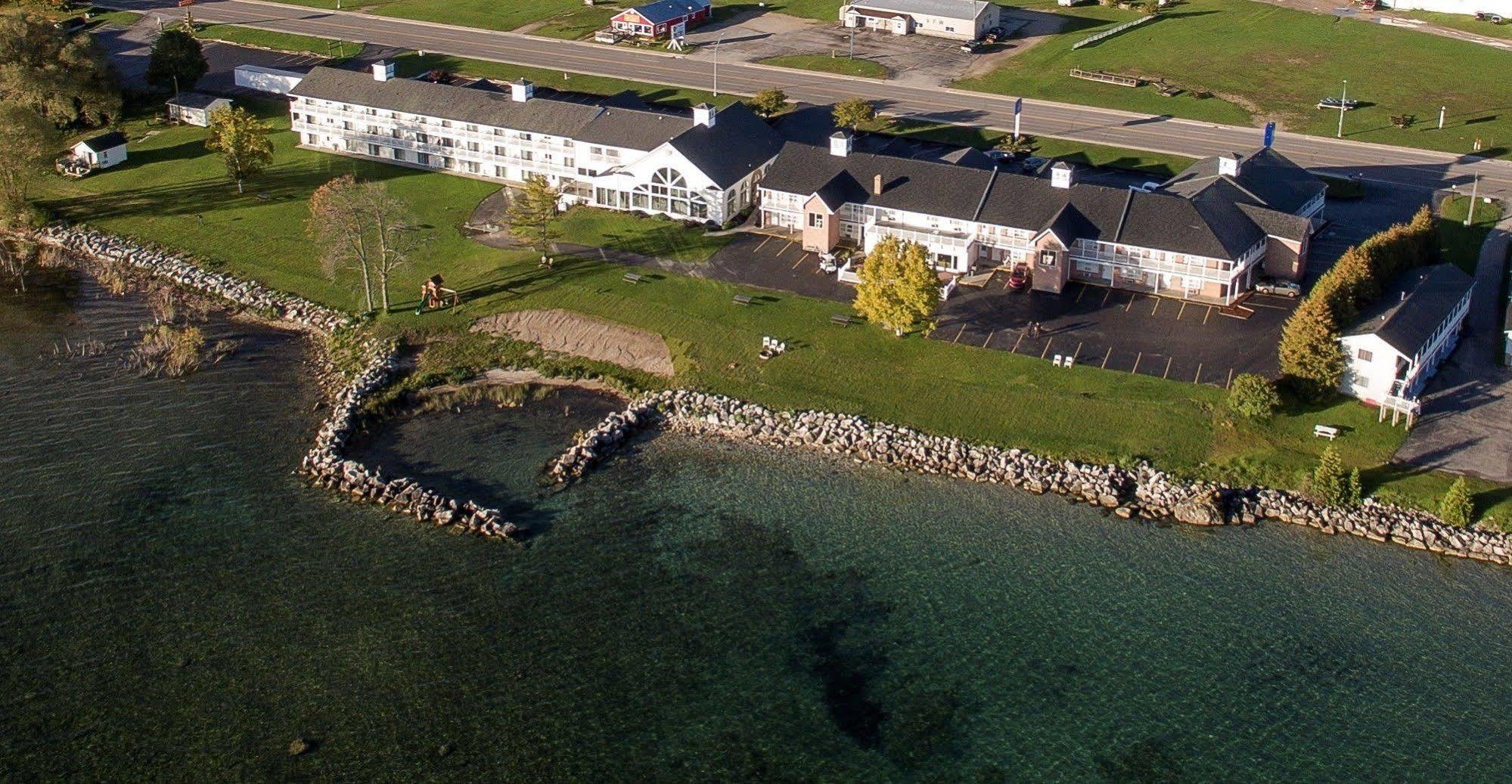 Baymont By Wyndham St. Ignace Lakefront Exterior foto