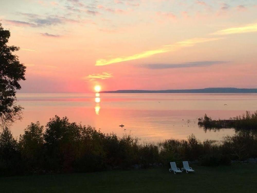 Baymont By Wyndham St. Ignace Lakefront Exterior foto