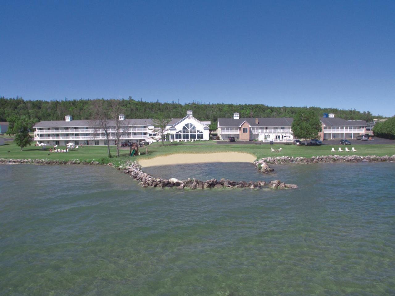 Baymont By Wyndham St. Ignace Lakefront Exterior foto